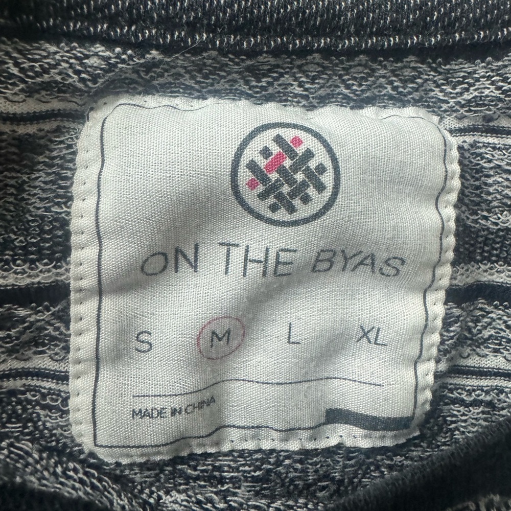 On the Byas Geometric Black and White mens Medium Tee - Picture 3 of 3